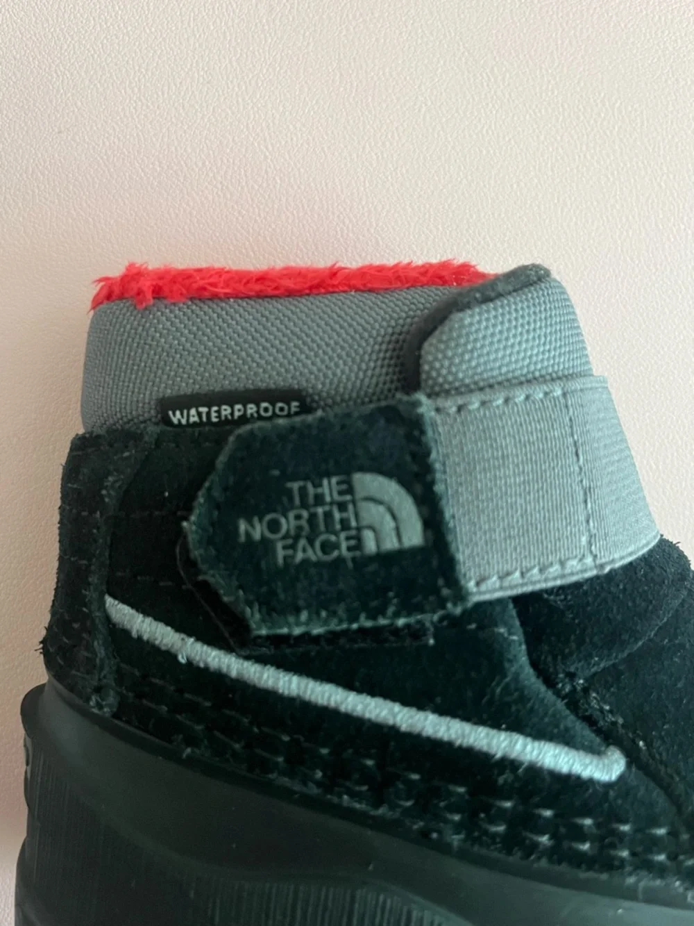 The North Face Toddler Black & Gray Winter Snow Boots with Red Faux-Fur Lining 6
